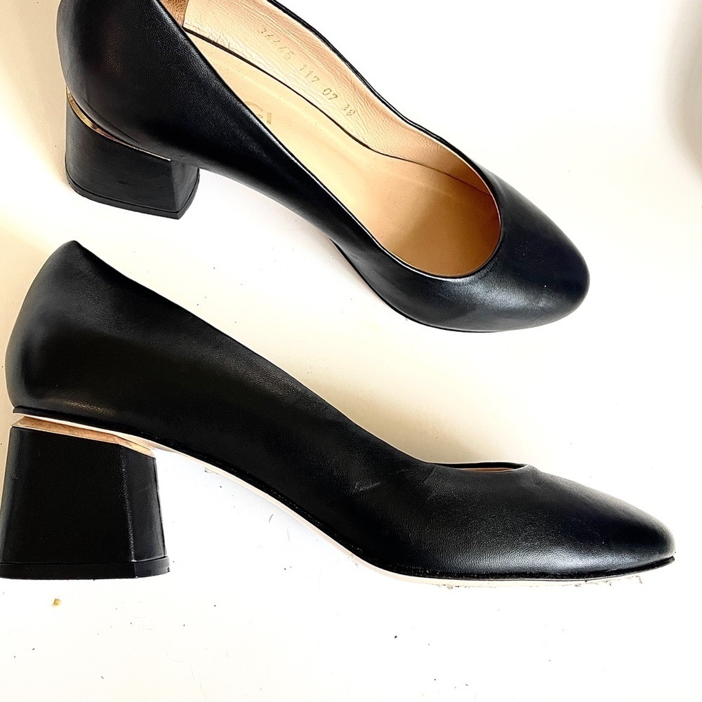 Vinci luxury Black Leather Almond Toe Pumps Heels Gold accent in size 8 (EU 39)